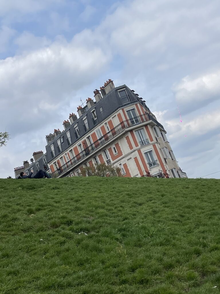 Montmartre - sinking house